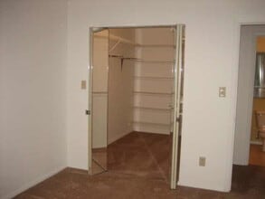 125 Twin Oaks Dr, Unit 319 in Joliet, IL - Foto de edificio - Building Photo