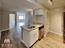 795 Hammond Dr in Atlanta, GA - Building Photo