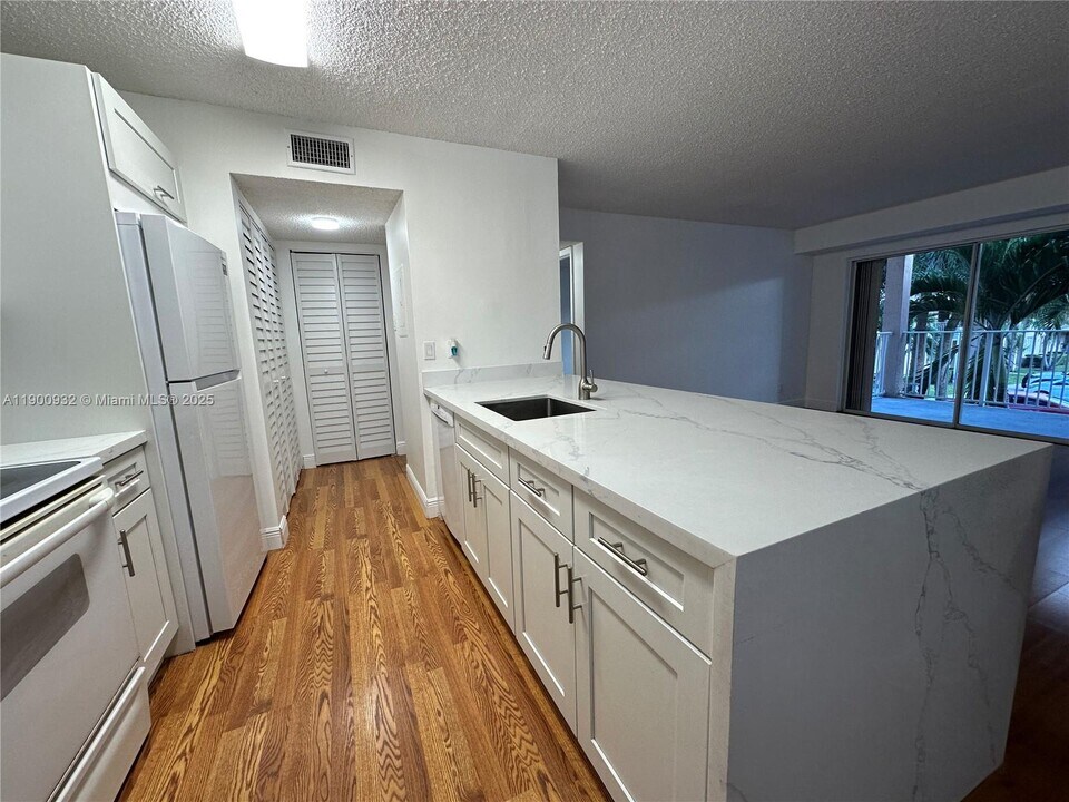 10421 SW 157th Pl in Miami, FL - Building Photo