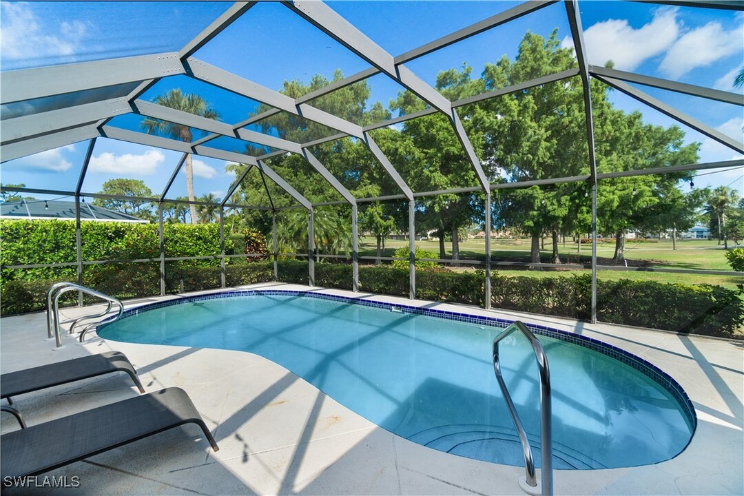693 St Andrews Blvd in Naples, FL - Building Photo