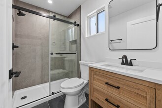 680 E 45th St in Los Angeles, CA - Building Photo - Building Photo