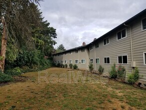 17838 NE Multnomah Dr in Portland, OR - Foto de edificio - Building Photo