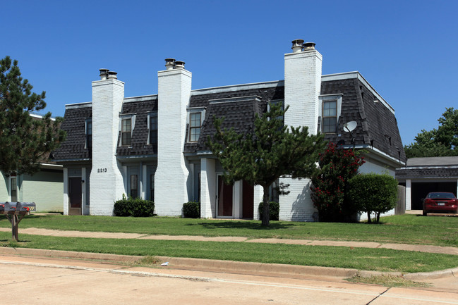 Raintree Place in Norman, OK - Building Photo - Building Photo