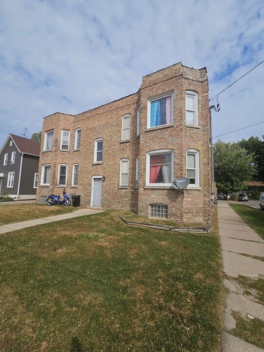 2002 57th St in Kenosha, WI - Building Photo