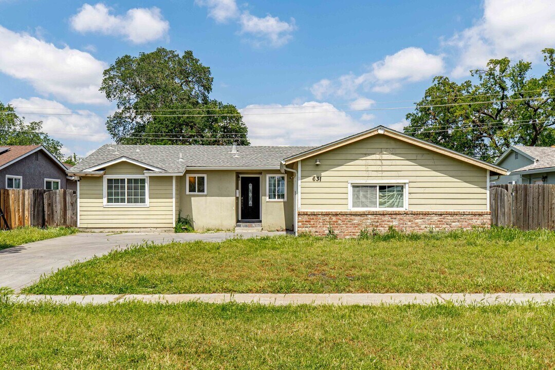 631 Morada Ln in Stockton, CA - Building Photo
