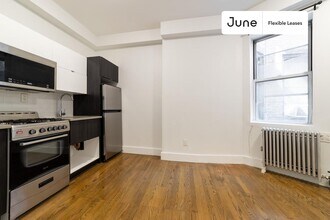 95 E 7th St in New York, NY - Foto de edificio - Building Photo