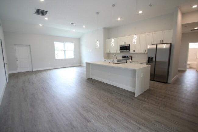1377 Harper Blvd SW in Palm Bay, FL - Building Photo - Building Photo
