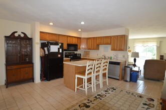 202 Fairway Dr, Unit 202 in Middletown, RI - Building Photo - Building Photo