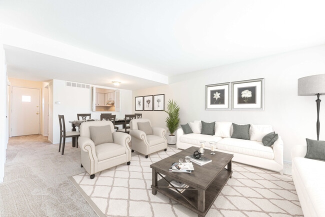 Oaks on Bonhomme in University City, MO - Building Photo - Building Photo