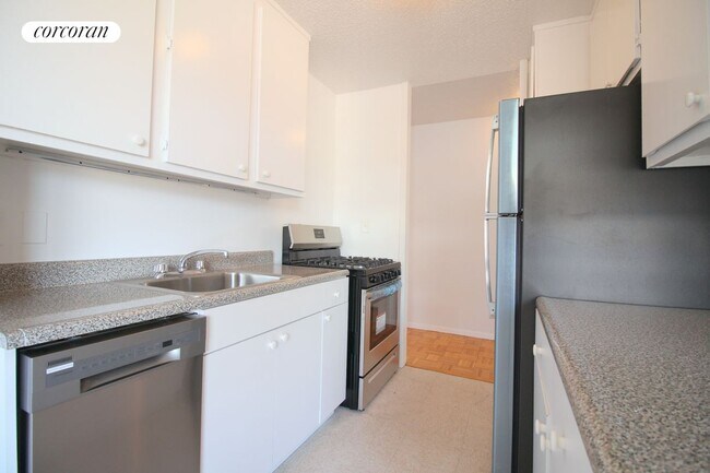 401 2nd Ave in New York, NY - Building Photo - Building Photo