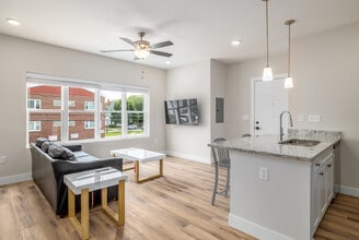 305 W Washington St in Champaign, IL - Foto de edificio - Interior Photo