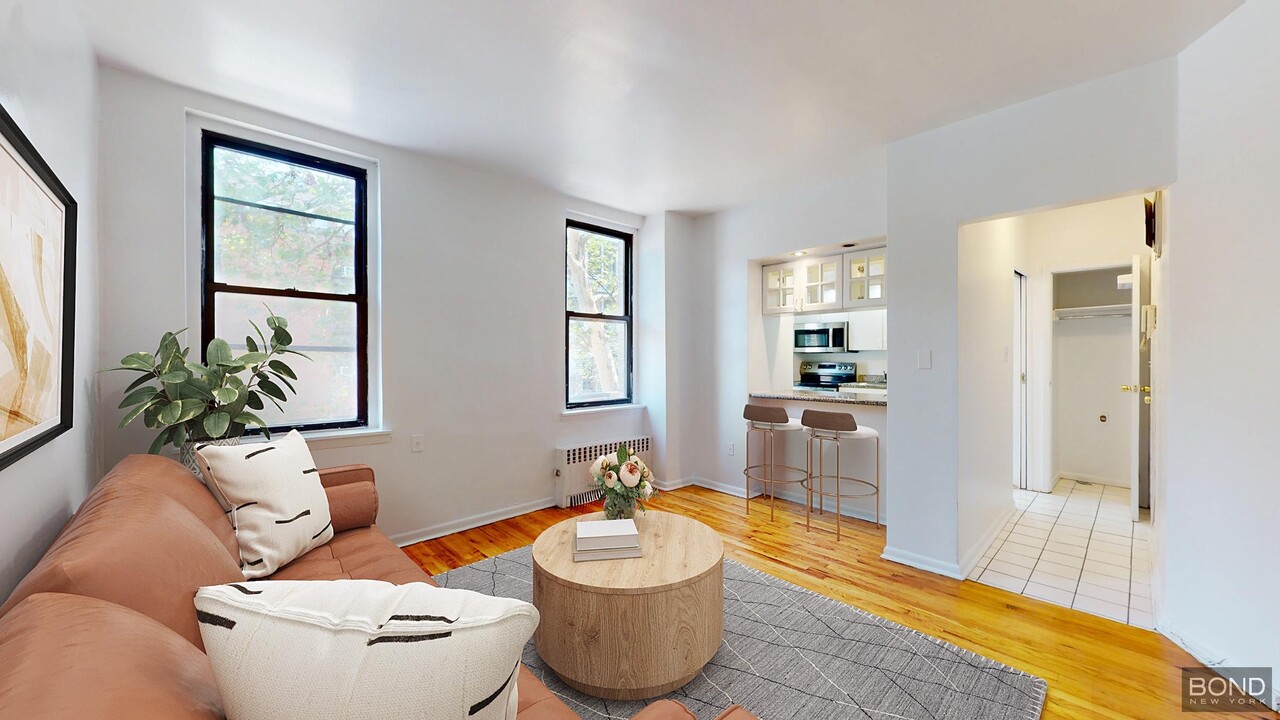 78 W 11th St in New York, NY - Building Photo
