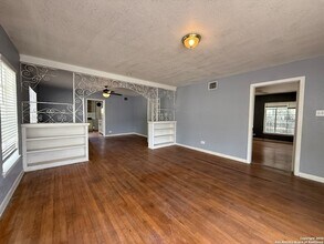 2057 W Summit Ave. in San Antonio, TX - Building Photo - Building Photo