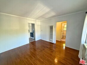 883 N Hoover St in Los Angeles, CA - Building Photo - Building Photo