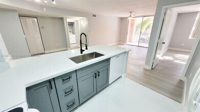 12124 St.Andrews Pl in Miramar, FL - Foto de edificio - Building Photo