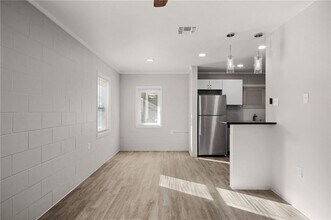 2612 Rogers Ave-Unit -B in Austin, TX - Building Photo - Building Photo