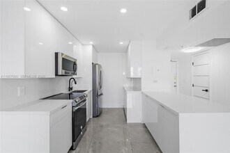 4101 Pine Tree Dr in Miami Beach, FL - Building Photo - Building Photo