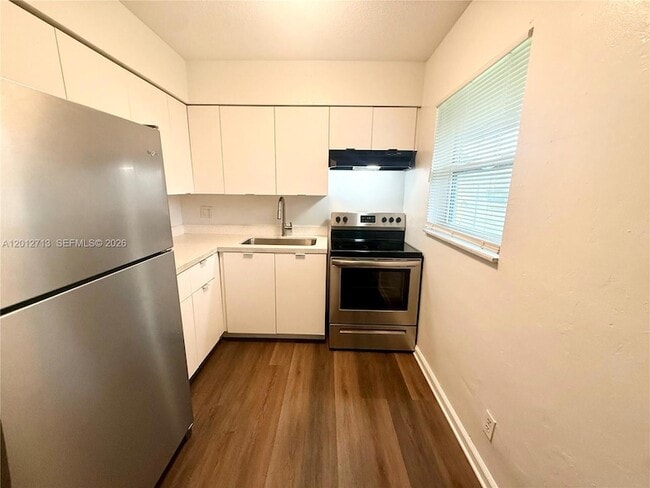 220 NE 41st St, Unit 2 in Oakland Park, FL - Building Photo - Building Photo