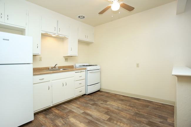 Parkwood Square Apartments in Sacramento, CA - Building Photo - Interior Photo