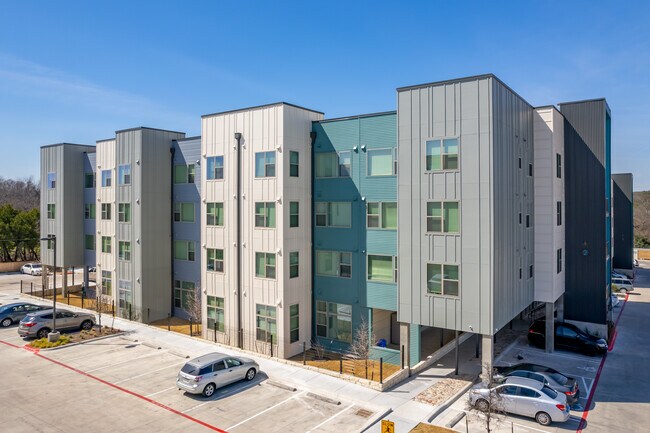 Laurel Creek Apartments in Austin, TX - Building Photo - Building Photo