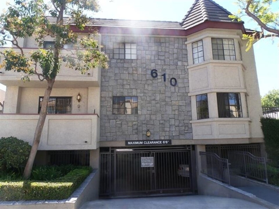 610 E Providencia Ave in Burbank, CA - Building Photo