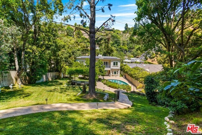 property at 1701 Roscomare Rd