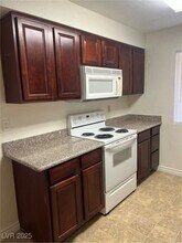 5350 River Glen Dr in Las Vegas, NV - Building Photo - Building Photo