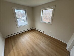 98 E Market St in Hyde Park, NY - Building Photo - Building Photo