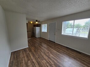 530 W Hopkins St in San Marcos, TX - Building Photo - Building Photo