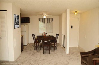 1709 Blankenship Rd-Unit -025 2/1 in West Linn, OR - Building Photo - Building Photo