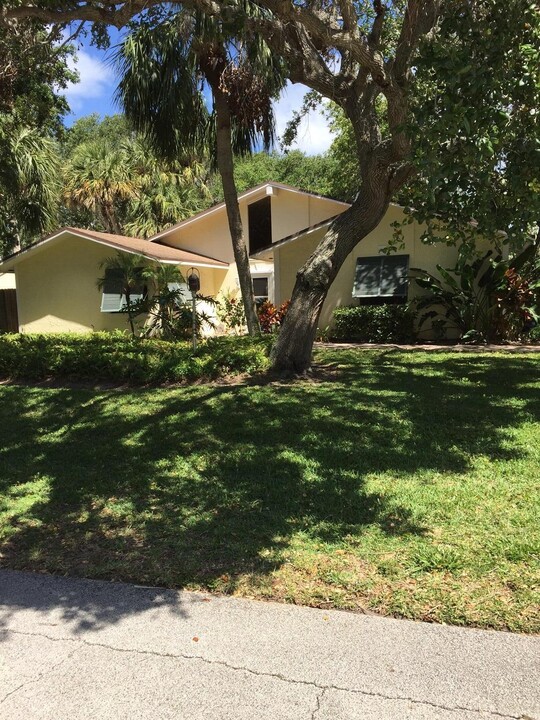 837 Seminole Ln in Vero Beach, FL - Building Photo