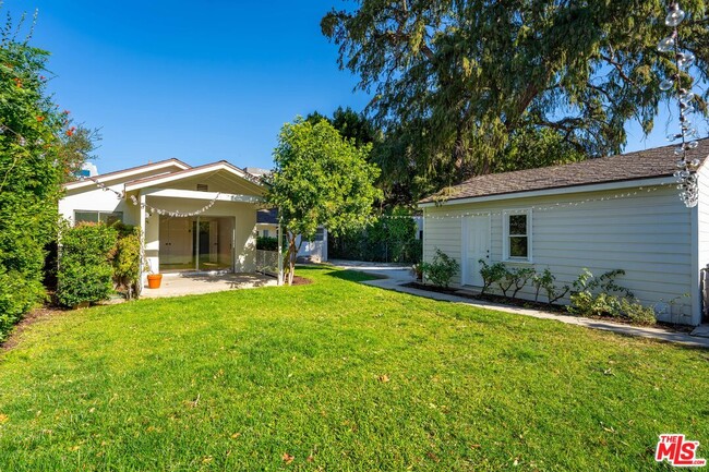 15440 Dickens St in Los Angeles, CA - Building Photo - Building Photo