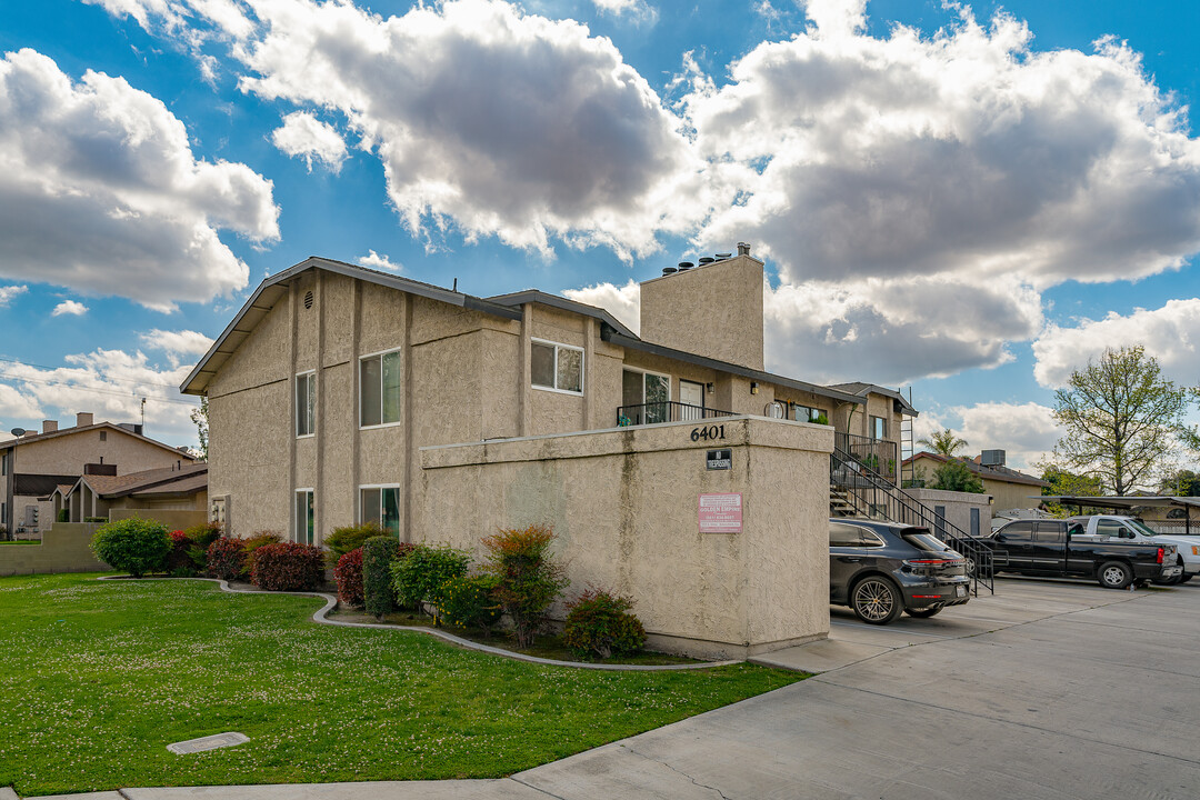 6401 Castleford St in Bakersfield, CA - Foto de edificio