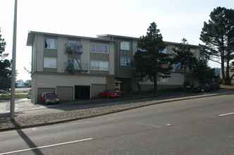 Serramote Apartments in Daly City, CA - Building Photo - Building Photo