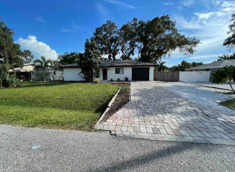 547 Hobart Rd in Venice, FL - Building Photo