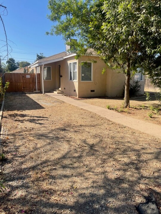 27 Quincy St in Bakersfield, CA - Foto de edificio