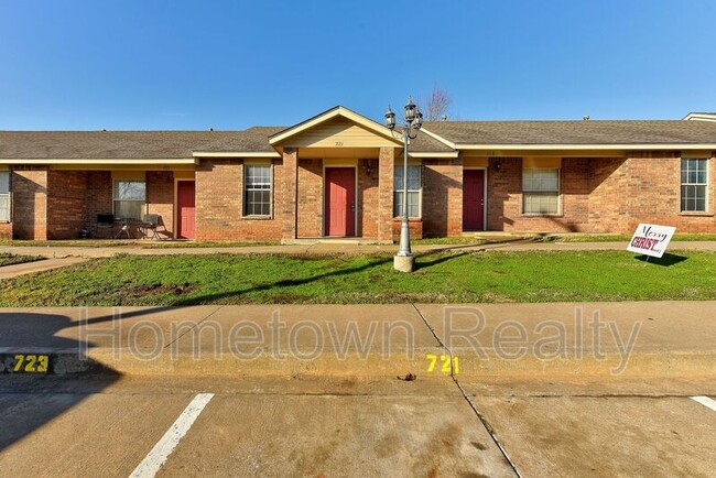 721 S Locust St in Guthrie, OK - Foto de edificio - Building Photo