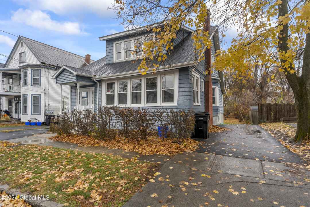 6 Blakely Ct in Troy, NY - Building Photo