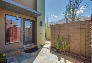 685 E Arenas Rd in Palm Springs, CA - Building Photo - Building Photo