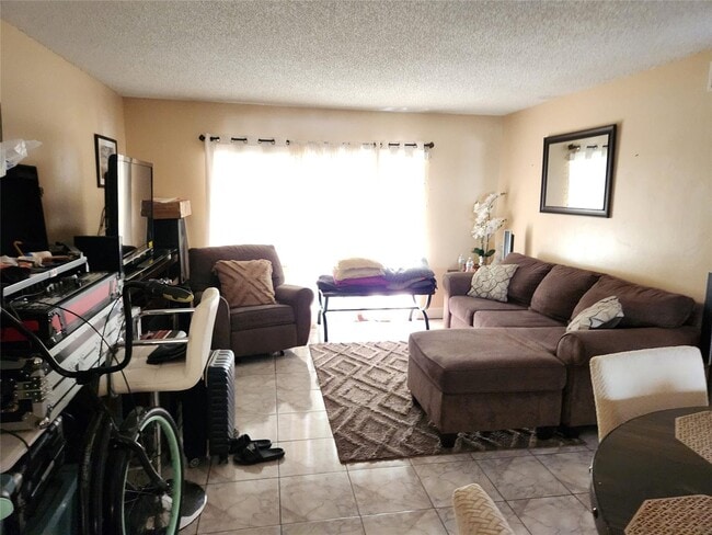 4216 Inverrary Blvd in Lauderhill, FL - Foto de edificio - Building Photo