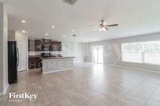 10621 Standing Stone Dr in Wimauma, FL - Building Photo - Building Photo