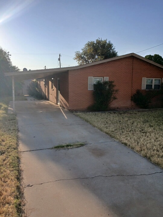 107 SW 10th St in Seminole, TX - Building Photo
