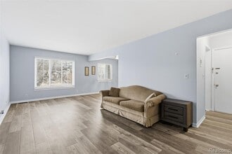 39435 Van Dyke Ave in Sterling Heights, MI - Building Photo - Building Photo