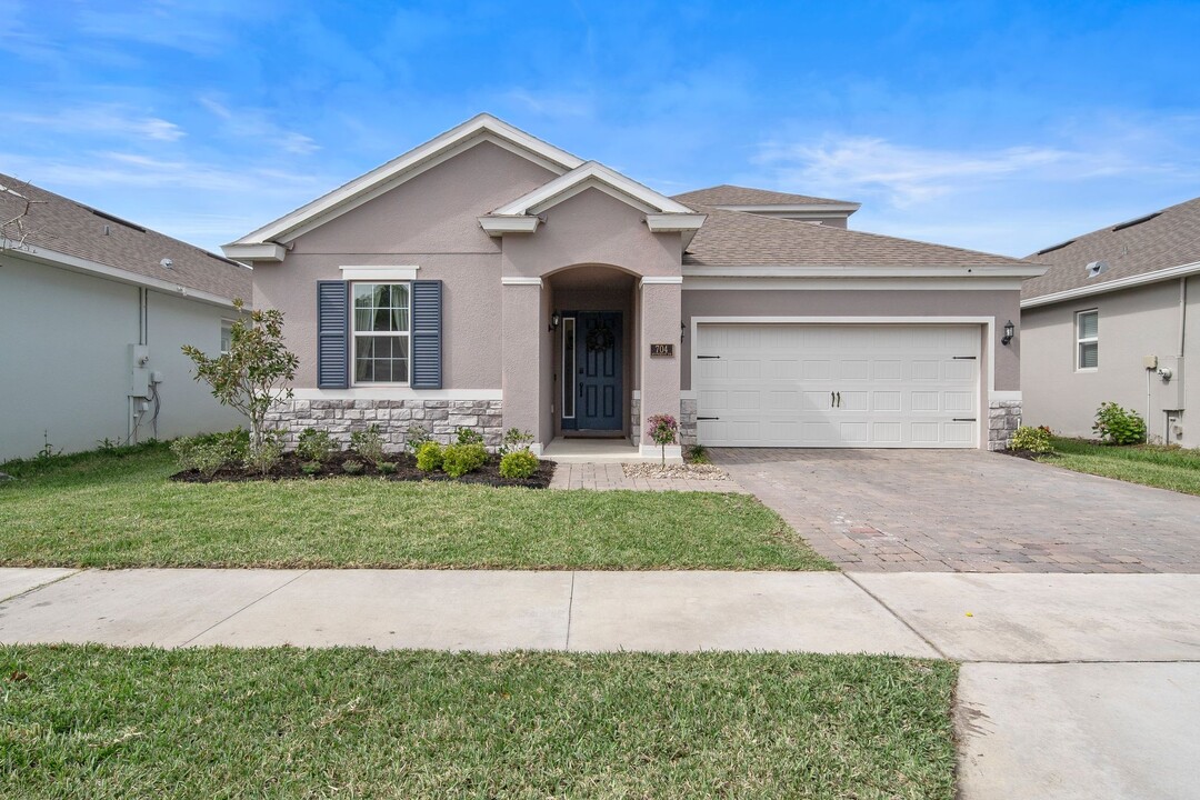 704 Hyperion Dr in Debary, FL - Foto de edificio