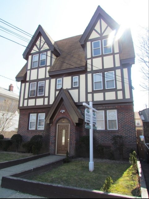 26 Burr Avenue in Hempstead, NY - Building Photo - Building Photo