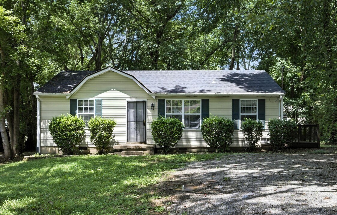 203 Creekside Dr in Clarksville, TN - Building Photo