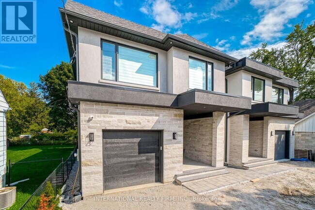 1023B Kipling Ave in Toronto, ON - Building Photo - Building Photo