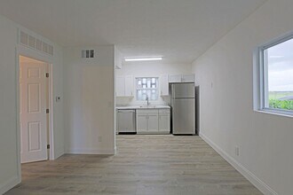 2590 First St in Ft. Myers, FL - Foto de edificio - Building Photo