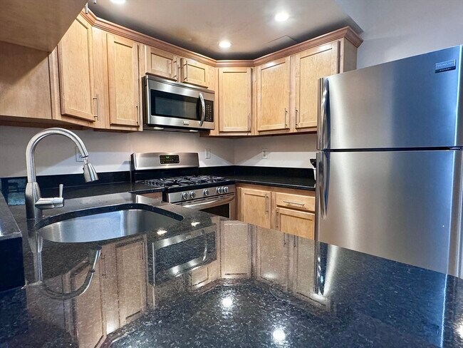 8 Juniper St, Unit 18 in Brookline, MA - Foto de edificio - Building Photo