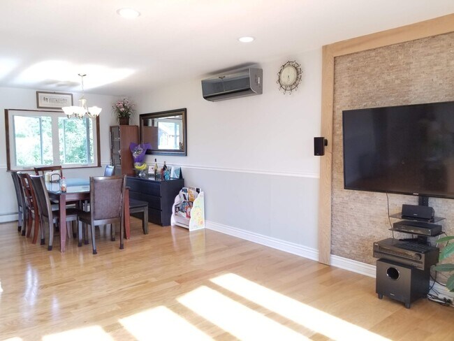 5 Jeffrey Ct in Syosset, NY - Foto de edificio - Building Photo